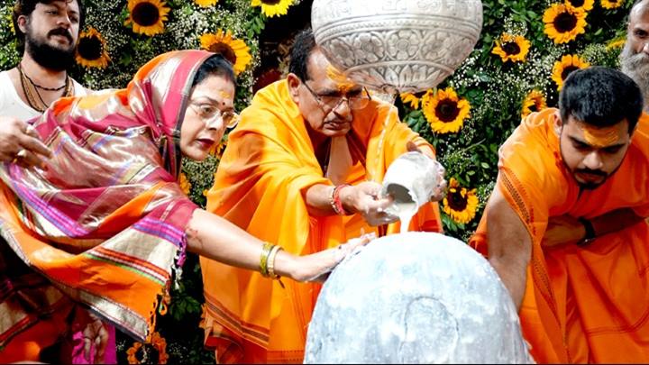 भगवान महाकाल का मुख्यमंत्री श्री चौहान ने सपरिवार किया पूजन